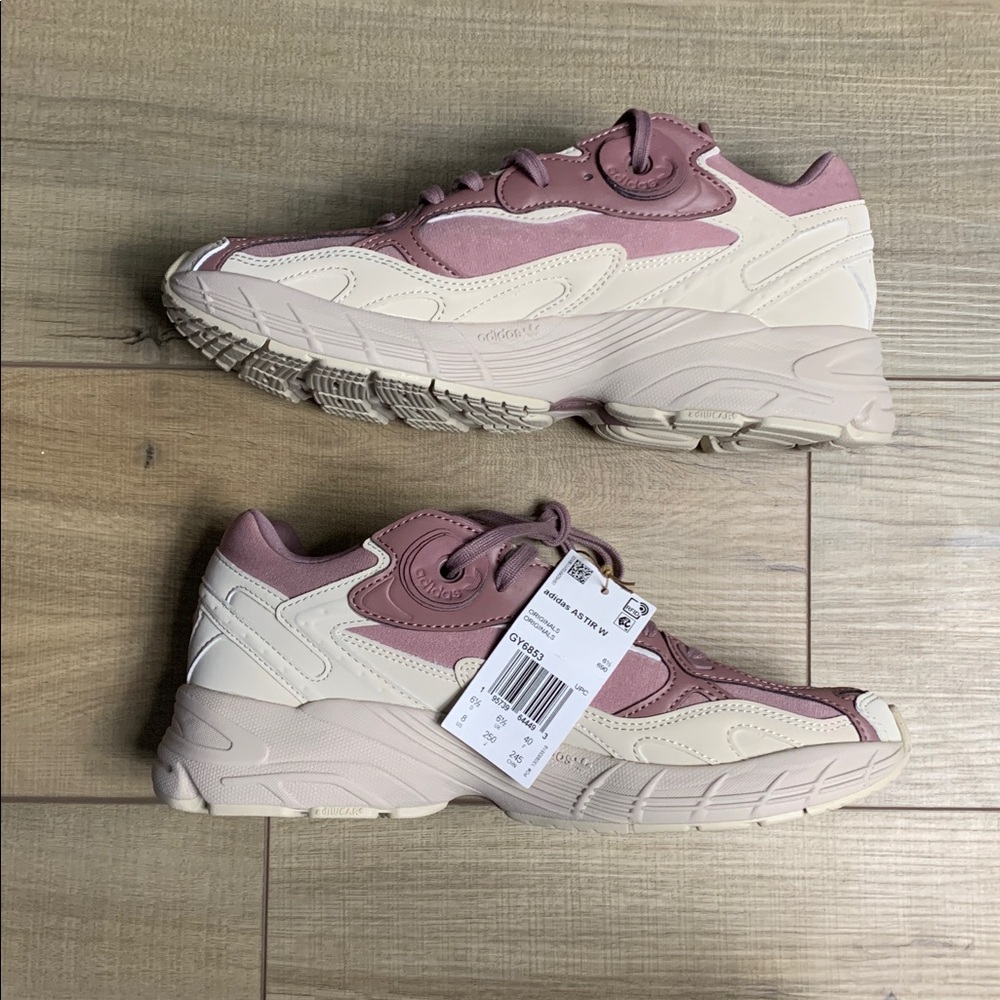 *New* Adidas Astir W - Picture 1 of 4